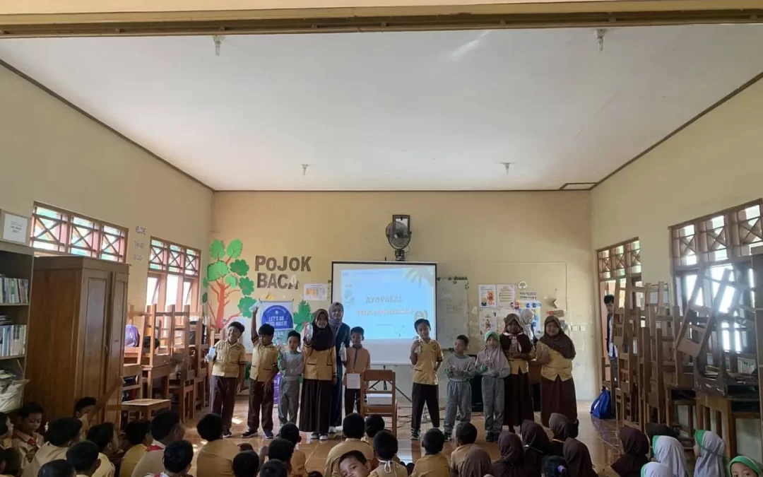 Reduce Plastic Waste, UNDIP Community Service Program (KKN) Team II Encourages Elementary School Students to Become Environmental Heroes by Using Tumblers