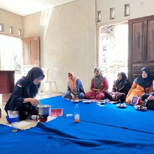 Transforming Waste Oil into Light: Undip Community Service Program (KKN) Team II Students Turn Used Cooking Oil into Aromatherapy Candles