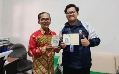 In the Framework of Realizing Good Governance, Community Service Program (KKN) Team II Undip Students Digitize the Community Complaint Service System