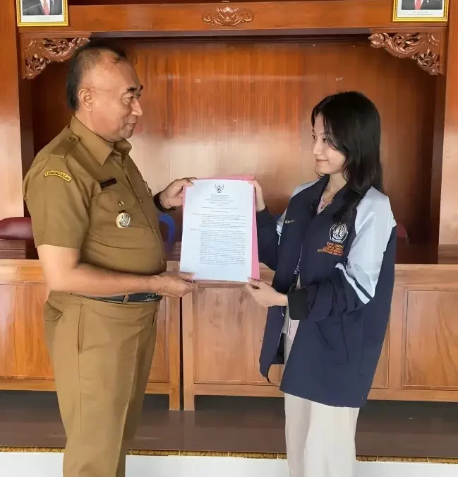 Undip KKN Students Provide Education and Write Decision Letters to Support Reading Corner Events