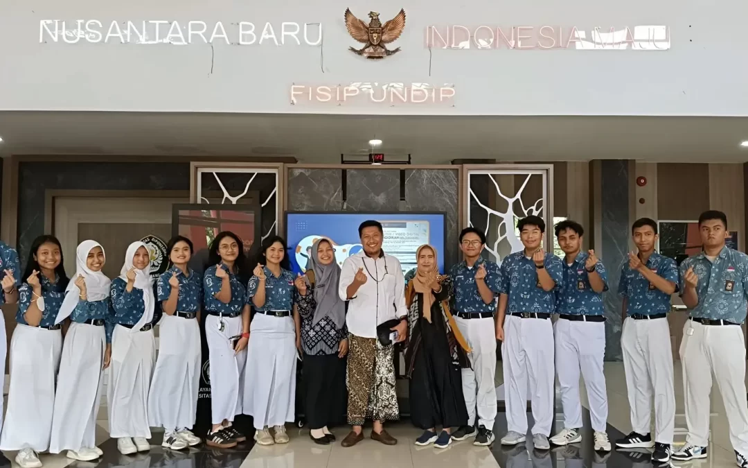 Students from SMAN 1 Semarang Visit IUP Public Administration Stand at IUP FISIP DAY “UNLOCK YOUR GLOBAL FUTURE!”